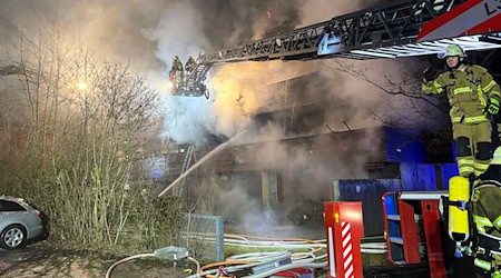 Wegen des Brandes wurden dutzende Bewohner in einer gegenüberliegenden Halle untergebracht.  / Foto: Kevin Weddig/News5/dpa