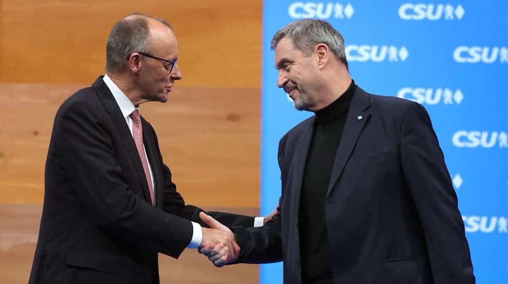 Friedrich Merz kommt das erste Mal als Kanzler zur CSU-Klausurtagung nach Seeon. / Foto: Karl-Josef Hildenbrand/dpa