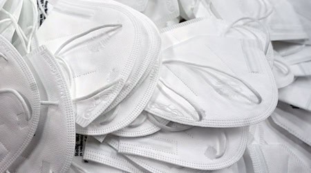 Nach dem Verkauf von Schutzmasken in der Corona-Krise soll ein Mann Millionen Euro an Steuern hinterzogen haben. (Symbolbild) / Foto: Thomas Frey/dpa