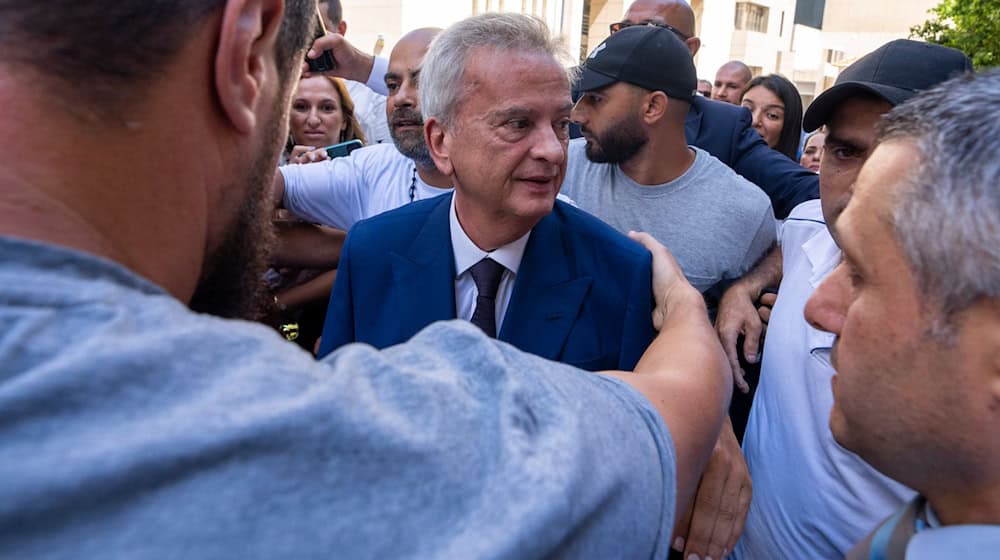 30 Jahre lang stand Riad Salameh an der Spitze der Zentralbank. (Archivbild) / Foto: Hassan Ammar/AP/dpa