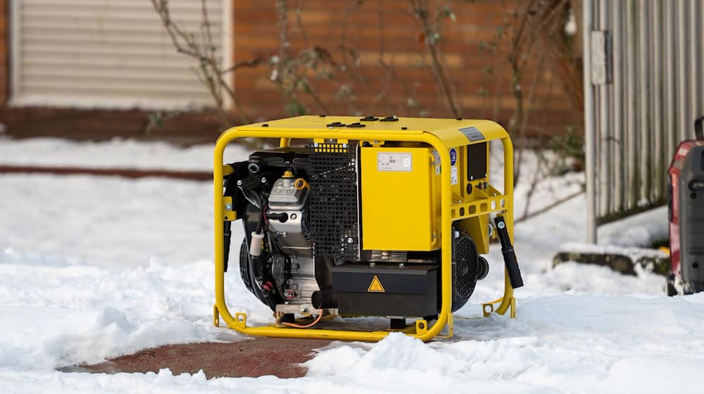 Für den Fall eines Stromausfalles wie aktuell in Berlin sieht Bayerns Innenminister Joachim Herrmann (CSU) den Freistaat gut vorbereitet. (Archivbild) / Foto: Christophe Gateau/dpa