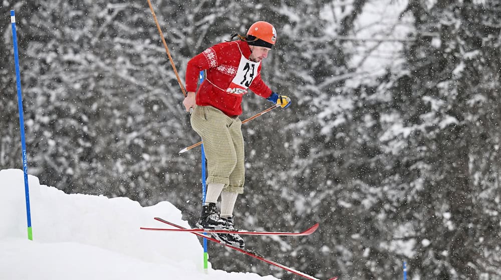 Mit historischer Ausrüstung geht es beim Skirennen «Nostalski» bergab. (Archivfoto) / Foto: Angelika Warmuth/dpa