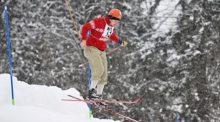 Mit historischer Ausrüstung geht es beim Skirennen «Nostalski» bergab. (Archivfoto) / Foto: Angelika Warmuth/dpa
