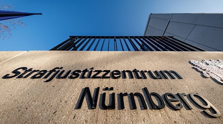 Wegen eines Mordes im Alter von 15 Jahren ist ein junger Mann in Nürnberg zu neuneinhalb Jahren Jugendstrafe verurteilt worden. (Symbolbild) / Foto: Daniel Karmann/dpa