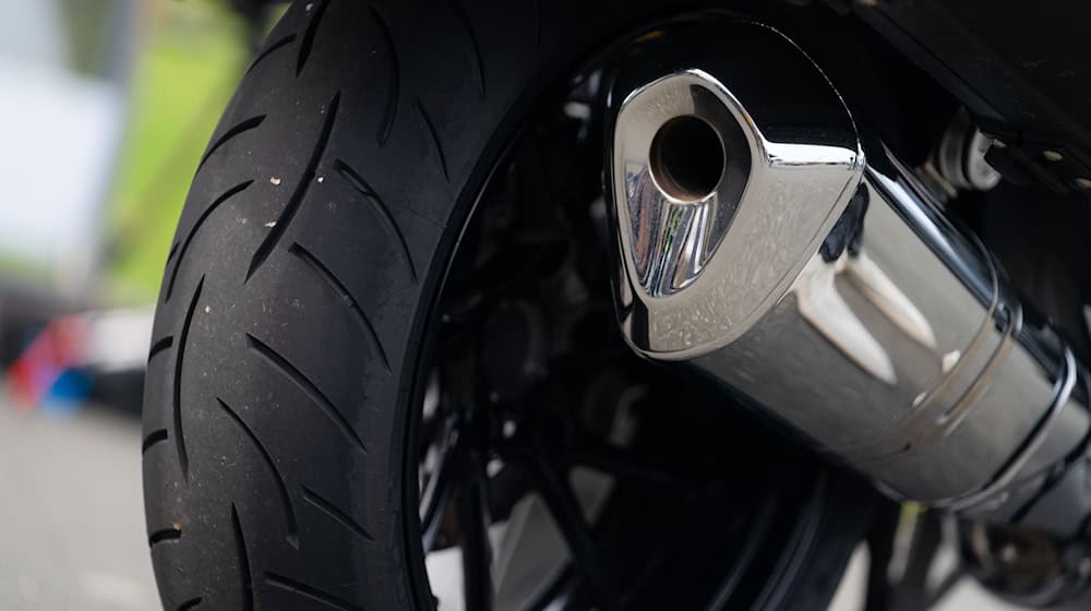 Der eifersüchtige Motorradfahrer folgt dem jungen Paar und attackiert schließlich den Fahrer des anderen Motorrads. (Symbolbild) / Foto: Nicolas Armer/dpa