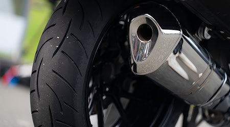 Der eifersüchtige Motorradfahrer folgt dem jungen Paar und attackiert schließlich den Fahrer des anderen Motorrads. (Symbolbild) / Foto: Nicolas Armer/dpa