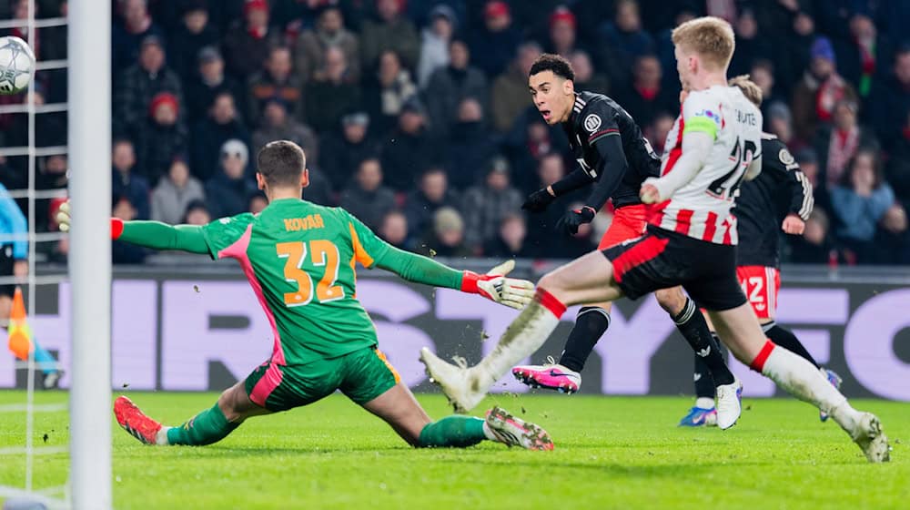 Der Glücksmoment: Jamal Musiala (M) erzielt sein Comeback-Tor zum 1:0.  / Foto: Rolf Vennenbernd/dpa