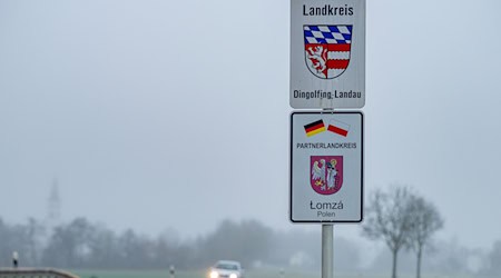 «Landkreis Dingolfing-Landau» steht neben dem Wappen des Landkreises.  / Foto: Armin Weigel/dpa