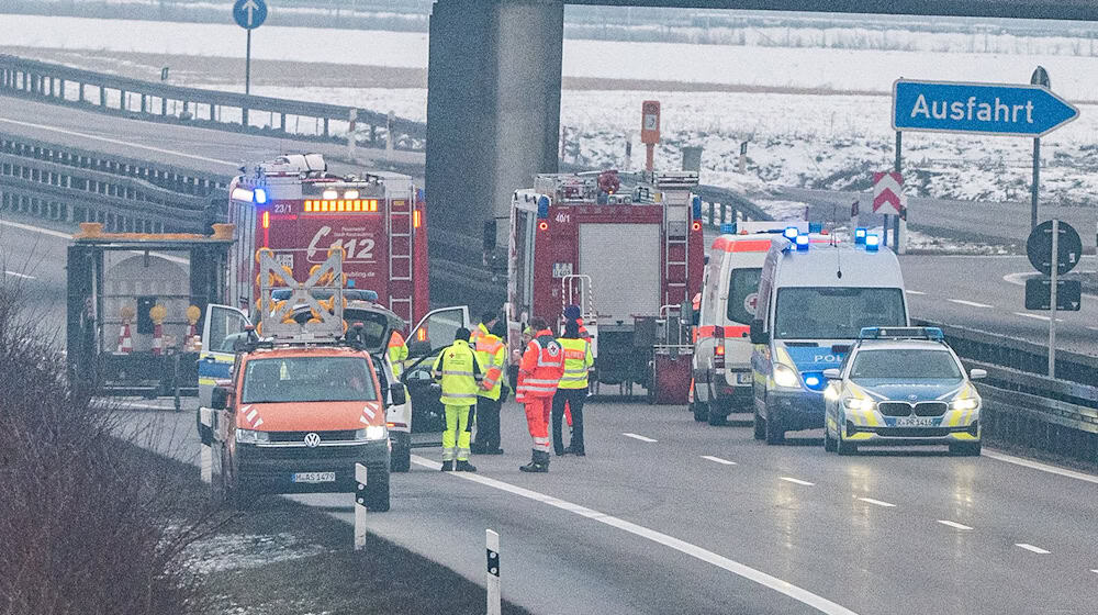 Die Autobahn 3 wurde nach dem Fund in beide Richtungen gesperrt.  / Foto: Armin Weigel/dpa