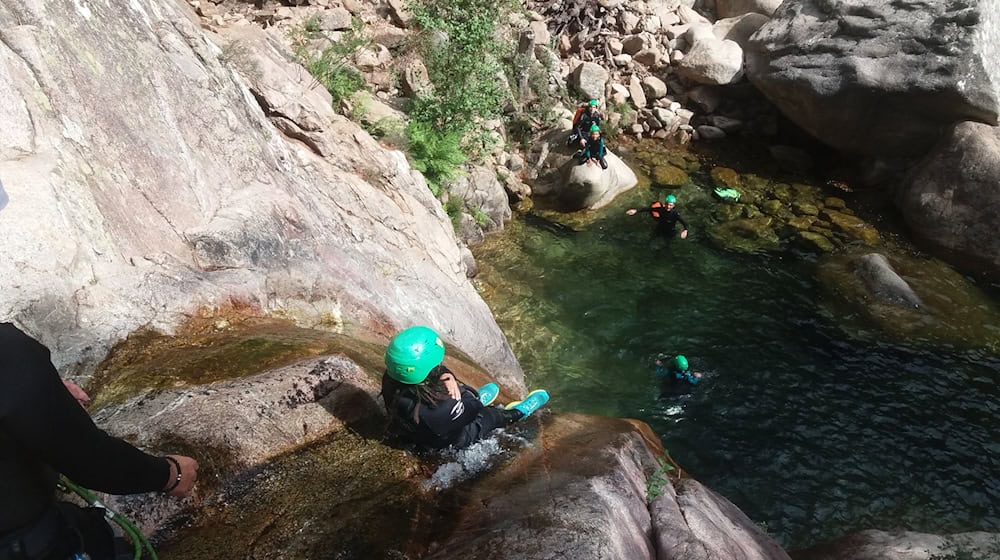 Nach einem Sprung beim Canyoning ist eine Frau querschnittgelähmt. (Symbolbild)  / Foto: Florian Sanktjohanser/dpa-tmn