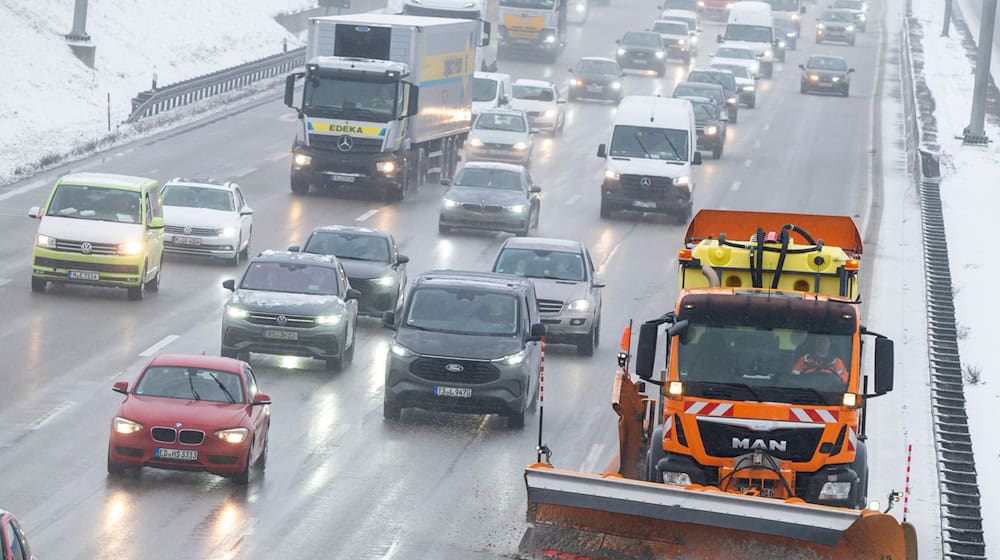 Auf den Autobahnen sind nach der Kälte der vergangenen Tage Schäden entstanden. (Symbolbild) / Foto: Peter Kneffel/dpa