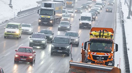 Auf den Autobahnen sind nach der Kälte der vergangenen Tage Schäden entstanden. (Symbolbild) / Foto: Peter Kneffel/dpa