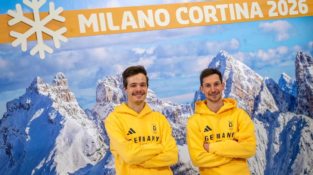 Philipp Raimund (l) und Felix Hoffmann (r) bei der Olympia-Einkleidung. / Foto: Peter Kneffel/dpa