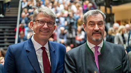 Nach der Kritik rund um den von Wolfram Weimer (links, parteilos) einst ins Leben gerufenen Ludwig-Erhard-Gipfel will Bayerns Ministerpräsident Markus Söder (CSU) seine Schirmherrschaft für die Veranstaltung zunächst ruhen lassen. (Archivbild) / Foto: Peter Kneffel/dpa