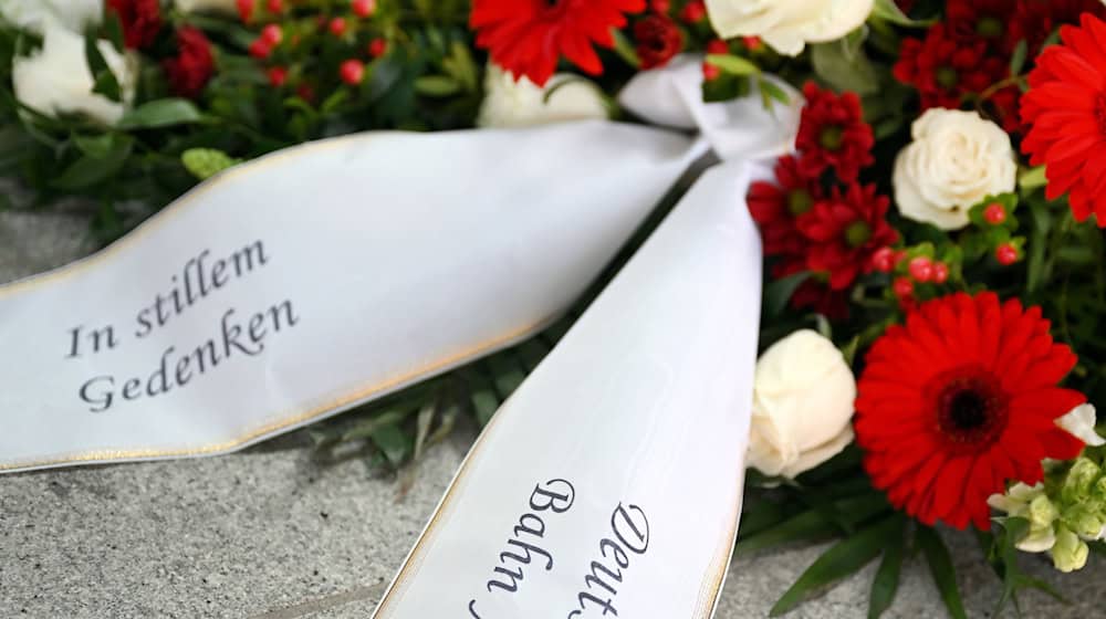 Ein Gedenkgesteck der Deutschen Bahn. (Archivbild) / Foto: Angelika Warmuth/dpa