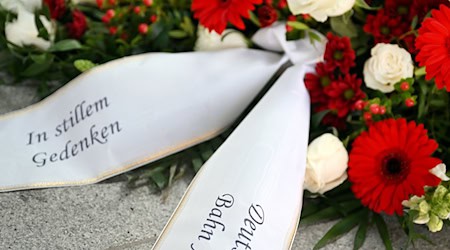 Ein Gedenkgesteck der Deutschen Bahn. (Archivbild) / Foto: Angelika Warmuth/dpa