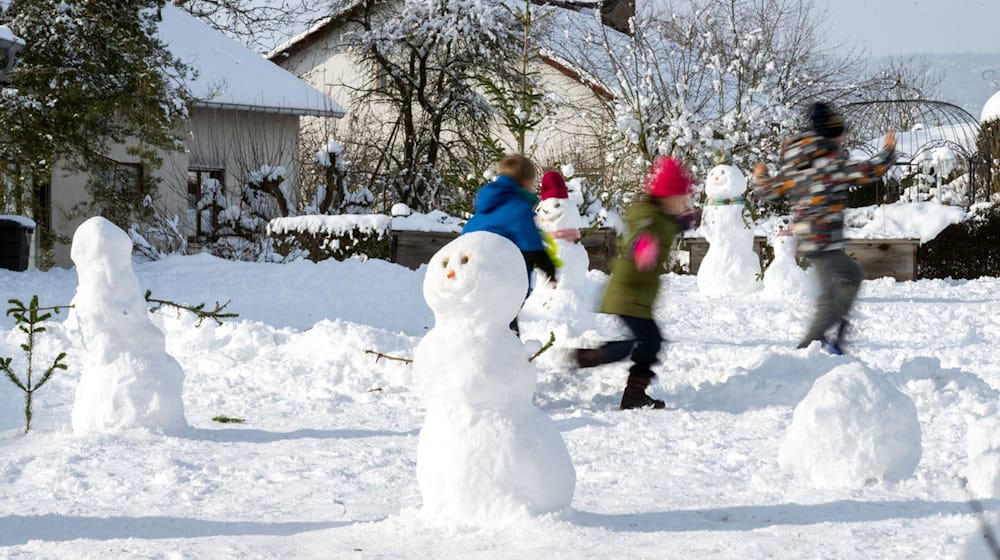 Im Schnee spielen - dafür haben die meisten Kinder heute in Bayern vormittags keine Zeit mehr. (Symbolbild) / Foto: Pia Bayer/dpa