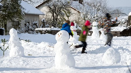 Im Schnee spielen - dafür haben die meisten Kinder heute in Bayern vormittags keine Zeit mehr. (Symbolbild) / Foto: Pia Bayer/dpa