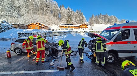 Die Bundesstraße 305 war nach dem Unfall für mehrere Stunden voll gesperrt. / Foto: Angerer/BRK Kreisverband Berchtesgadener Land/dpa