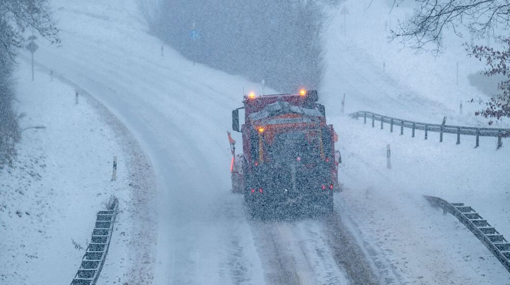 Der Deutsche Wetterdienst erwartet für den Sonntag Neuschnee in Bayern. (Archivbild) / Foto: Armin Weigel/dpa