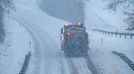 Der Deutsche Wetterdienst erwartet für den Sonntag Neuschnee in Bayern. (Archivbild) / Foto: Armin Weigel/dpa
