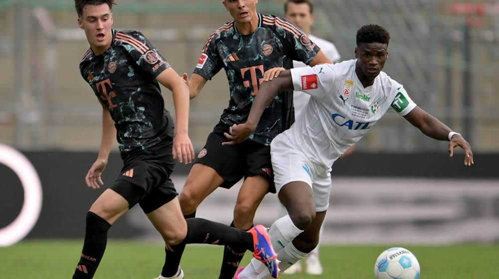 Javier Fernandez (l) spielt nun beim Club in Nürnberg. (Archivbild)  / Foto: Peter Kneffel/dpa