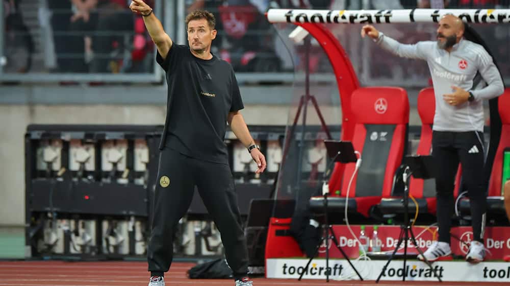Miroslav Klose muss gegen Darmstadt das Sagen an Javier Pinola (r) abgeben. (Archivbild) / Foto: Daniel Karmann/dpa