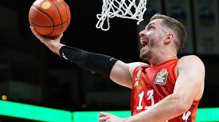 Andreas Obst sicherte den Bayern-Basketballern den Sieg über Panathinaikos Athen. / Foto: Soeren Stache/dpa