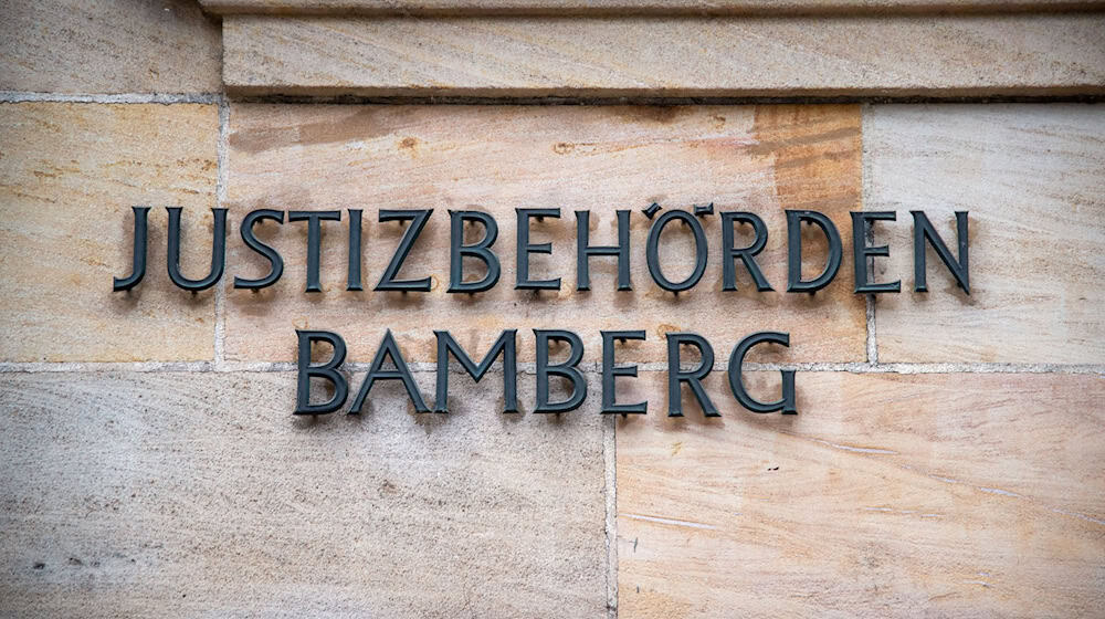 Bald muss sich ein Mann vor dem Landgericht Bamberg verantworten, der mit betrügerischen Callcentern Menschen um viel Geld gebracht haben soll. (Symbolbild) / Foto: Pia Bayer/dpa