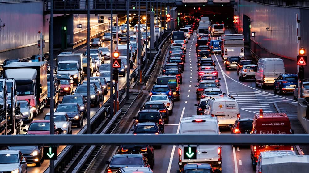 In der Hauptverkehrszeit verbrachten Autofahrerinnen und Autofahrer im Großraum München 2025 insgesamt rund 116 Stunden im Stau.  / Foto: Matthias Balk/dpa