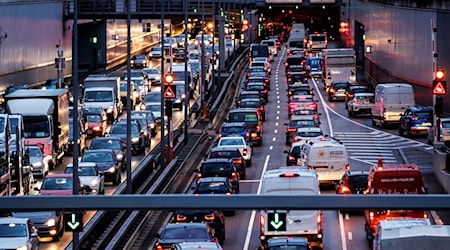 In der Hauptverkehrszeit verbrachten Autofahrerinnen und Autofahrer im Großraum München 2025 insgesamt rund 116 Stunden im Stau.  / Foto: Matthias Balk/dpa