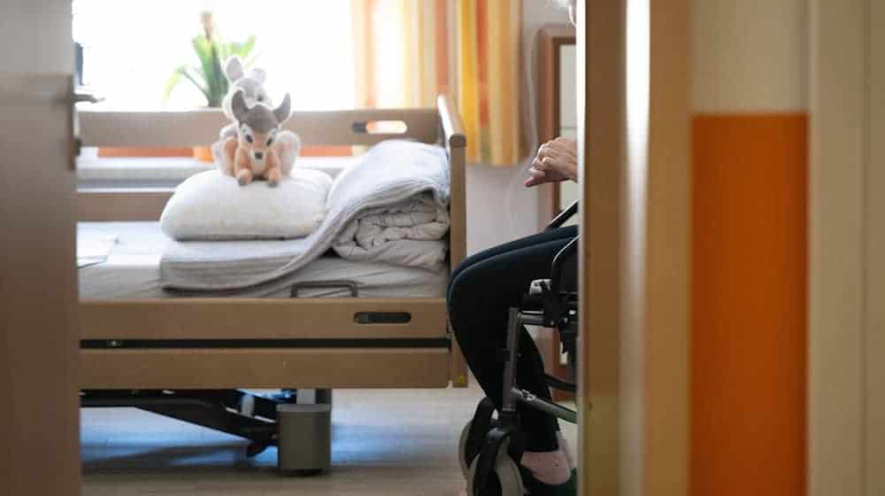 Wer in einem Pflegeheim in Bayern lebt, muss im laufenden Jahr deutlich mehr Geld zahlen als in früheren Jahren. (Illustration) / Foto: Sebastian Kahnert/dpa/dpa-tmn