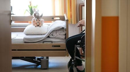 Wer in einem Pflegeheim in Bayern lebt, muss im laufenden Jahr deutlich mehr Geld zahlen als in früheren Jahren. (Illustration) / Foto: Sebastian Kahnert/dpa/dpa-tmn