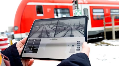 In München können Triebfahrzeugführer ihre Bahnen auf dem Werksgelände testweise per Fernsteuerung rangieren. / Foto: Sven Hoppe/dpa