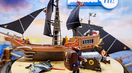 Die Playmobil-Welten sollen mit Geräuschen und sprechenden Figuren quasi lebendig werden.  / Foto: Daniel Karmann/dpa