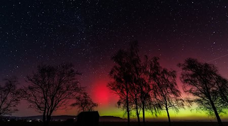 Wie weit die Polarlichter im Süden zu sehen sind, hängt laut dem DWD von der Stärke des Ausbruchs auf der Sonne ab. / Foto: Matthias Balk/dpa