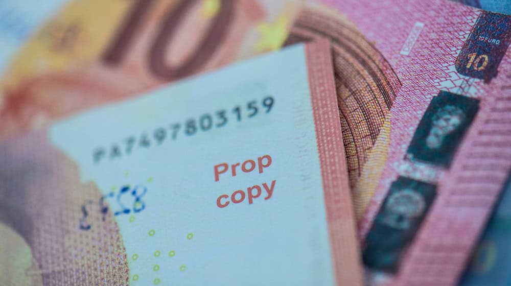 In der Umhängetasche des Mannes fand die Polizei zwei Bündel mit 20-Euro-Scheinen im Gesamtwert von 3.400 Euro. (Symbolbild) / Foto: Boris Roessler/dpa