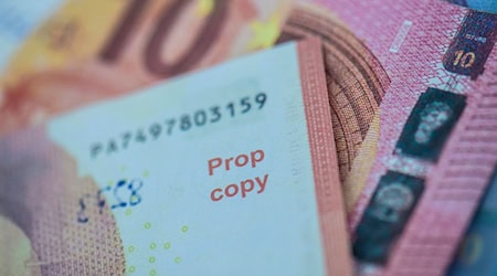 In der Umhängetasche des Mannes fand die Polizei zwei Bündel mit 20-Euro-Scheinen im Gesamtwert von 3.400 Euro. (Symbolbild) / Foto: Boris Roessler/dpa