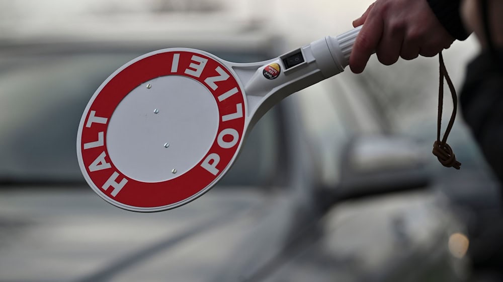 Bei einer Kontrolle auf der Autobahn 8 in Oberbayern stellte die Polizei 10 Kilo Haschisch sicher. (Symbolbild) / Foto: Katharina Kausche/dpa