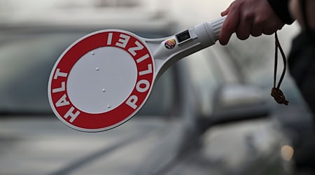 Bei einer Kontrolle auf der Autobahn 8 in Oberbayern stellte die Polizei 10 Kilo Haschisch sicher. (Symbolbild) / Foto: Katharina Kausche/dpa