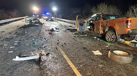 Bei einem Verkehrsunfall kam ein Polizeibeamter ums Leben. (Handout) / Foto: -/PP Oberfranken/dpa