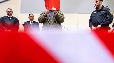 Zum Prozessbeginn äußerte der Angeklagte sich nur mit einer Geste. / Foto: Peter Kneffel/dpa