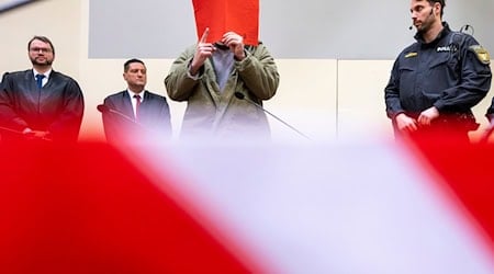 Zum Prozessbeginn äußerte der Angeklagte sich nur mit einer Geste. / Foto: Peter Kneffel/dpa