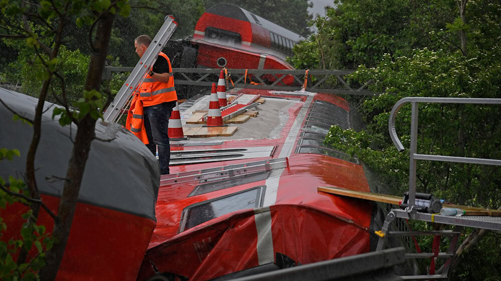 Vier Frauen sowie ein 13-Jähriger starben bei dem Unfall. (Archivbild)  / Foto: Uwe Lein/dpa