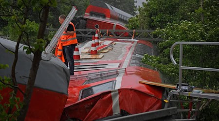 Vier Frauen sowie ein 13-Jähriger starben bei dem Unfall. (Archivbild)  / Foto: Uwe Lein/dpa