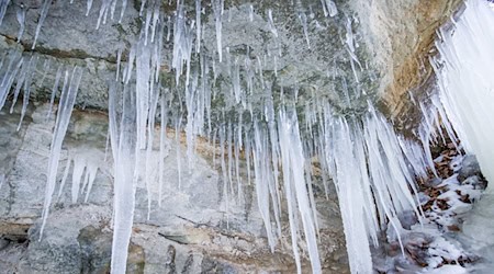 Ein herabfallender Eiszapfen trifft in Oberbayern einen Jungen. (Symbolbild) / Foto: Daniel Karmann/dpa