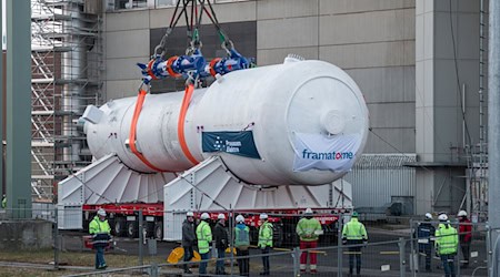 Ein Dampferzeuger wird mithilfe eines Schwerlastkrans aus dem Reaktorgebäude gehoben und auf zwei Träger für den Weitertransport montiert. / Foto: Daniel Vogl/dpa