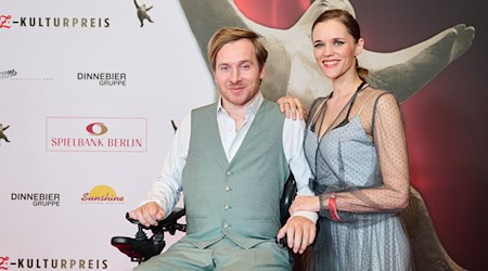 Mit ihrem Sohn Romeo Casper sind Samuel und Sarah Koch jetzt zu dritt. (Archivbild) / Foto: Annette Riedl/dpa