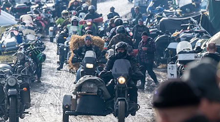 Teilnehmer des Elefantentreffens in Thurmansbang im vergangenen Jahr. Das alljährliche Motorradfestival im Bayerischen Wald wird heuer zum 68. Mal stattfinden - unter scharfen Auflagen für die Besucher. (Archivbild) / Foto: Armin Weigel/dpa