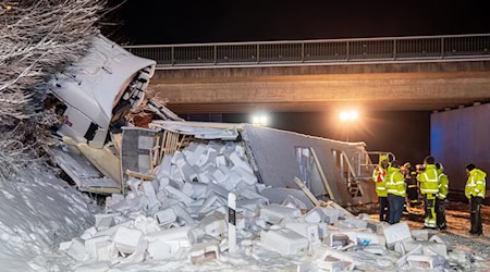 Den Lastwagen zu bergen und den Lachs von der Fahrbahn zu räumen, dauert Stunden.  / Foto: Lars Haubner/News5/dpa
